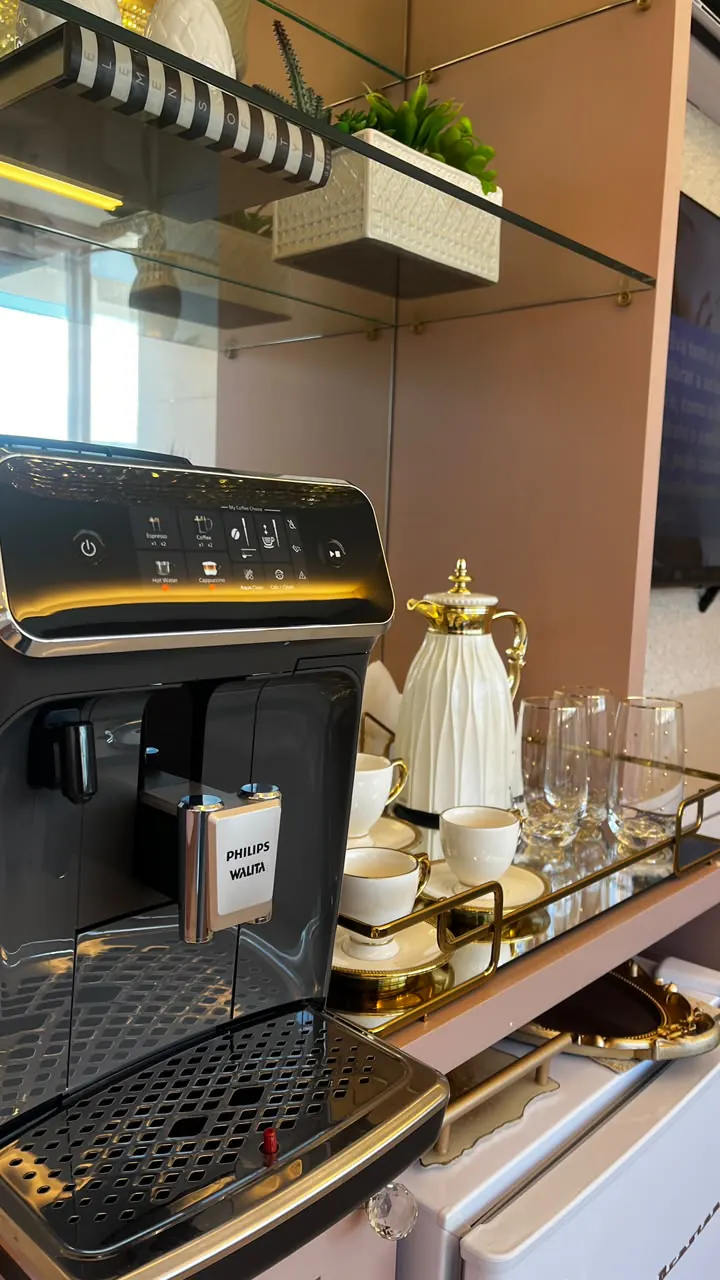 Cantinho do café com xícaras, cafeteira e bandeja na clínica