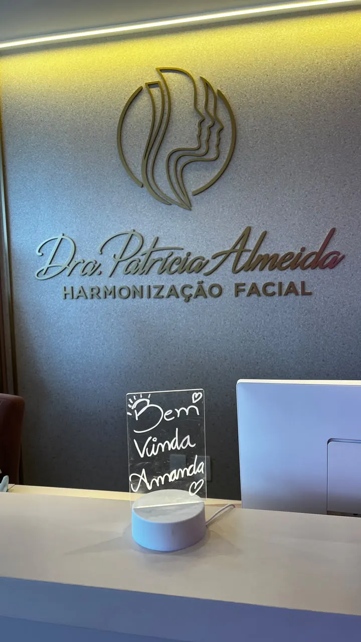 Recepção da clínica com o logotipo da Dra. Patrícia Almeida
